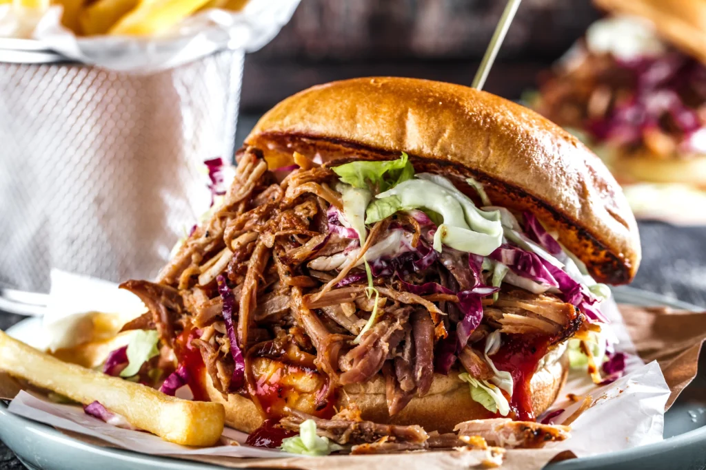 Pulled Pork Burger von Flavor Factory mit knusprigen Röstzwiebeln und BBQ-Sauce im Brioche-Bun
